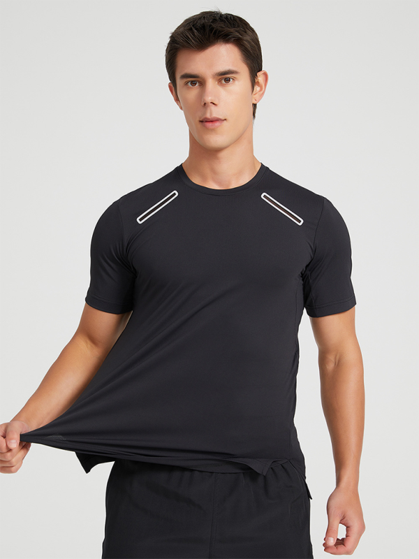 Black athletic men’s short-sleeved breathable stretch T-shirt for outdoor fitness activities