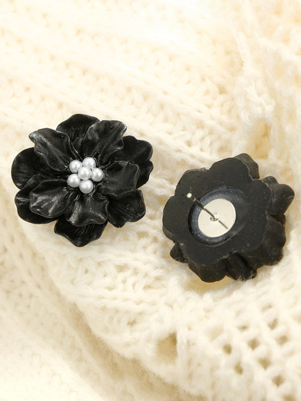 Simple and versatile exaggerated camellia three-dimensional white flower pearl earrings - Black / F