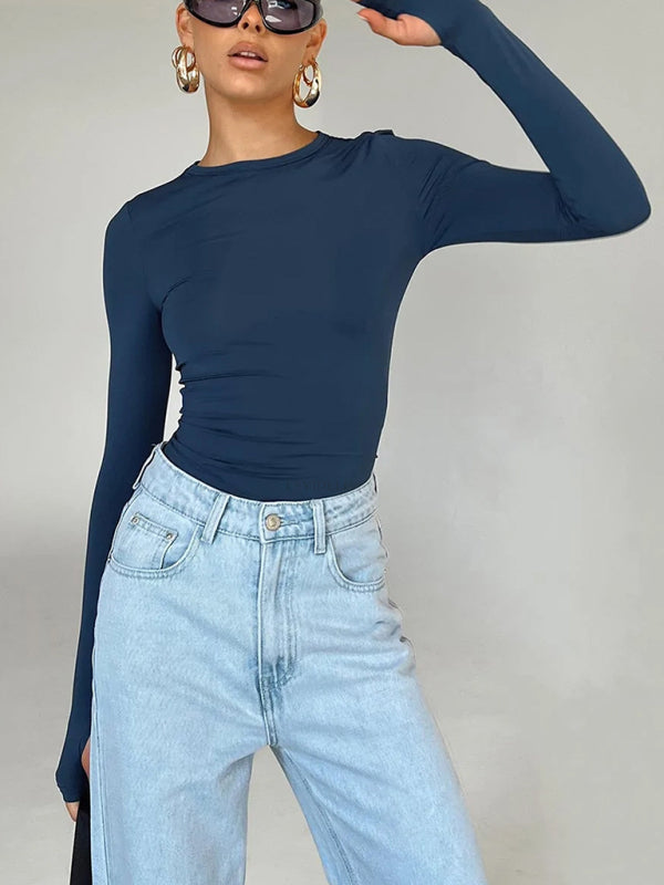 Woman wearing a solid color bottoming long-sleeved T-shirt and jeans for a slimming look