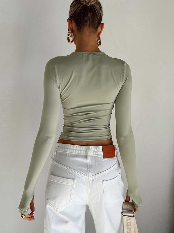 Woman wearing a solid color bottoming long-sleeved round neck T-shirt for slimming style