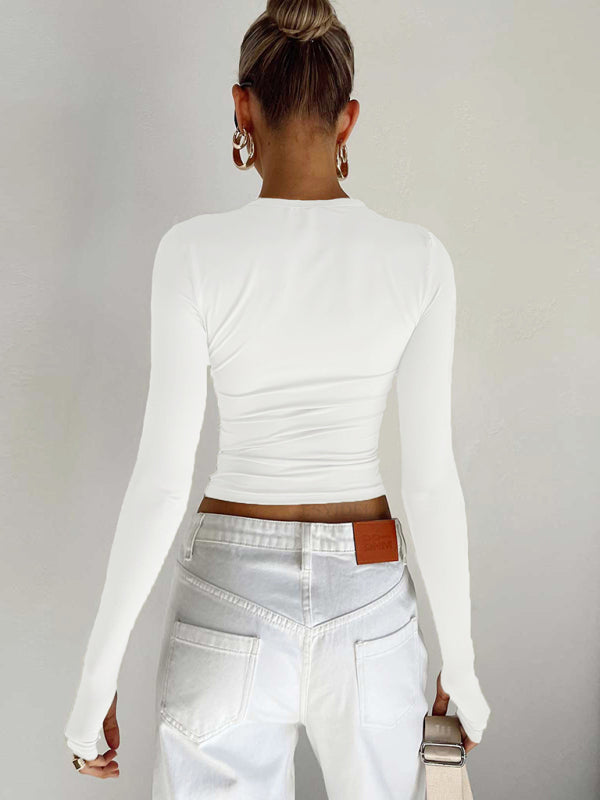 Woman in white long-sleeve solid color bottoming round neck T-shirt and light-wash jeans