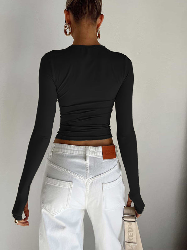 Woman wearing a solid color bottoming long-sleeved T-shirt with white jeans