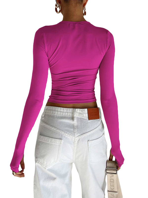 Woman wearing a pink solid color bottoming long-sleeved T-shirt and white jeans