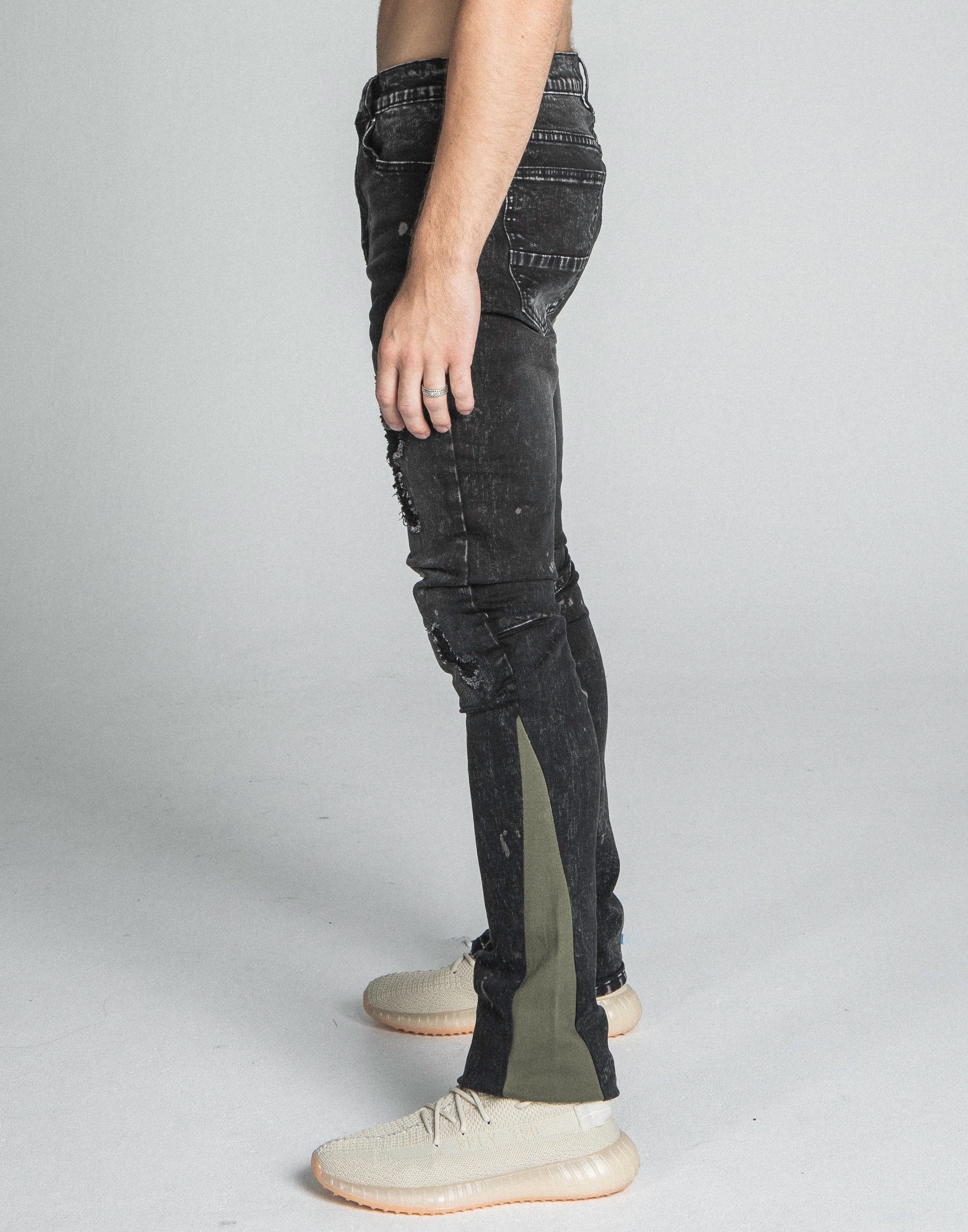 AR711 BLACK/BROWM DISTRESSED STAR STACKED JEANS