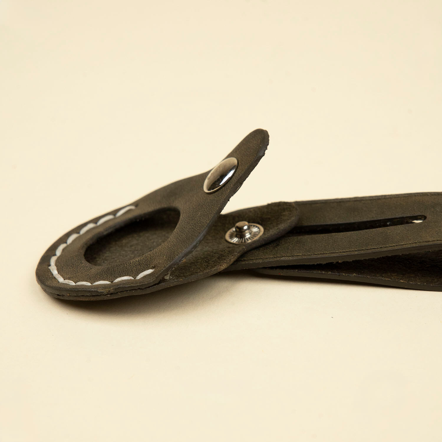 Handcrafted Leather AirTag Keychain – Sleek and Secure - Green - Warren