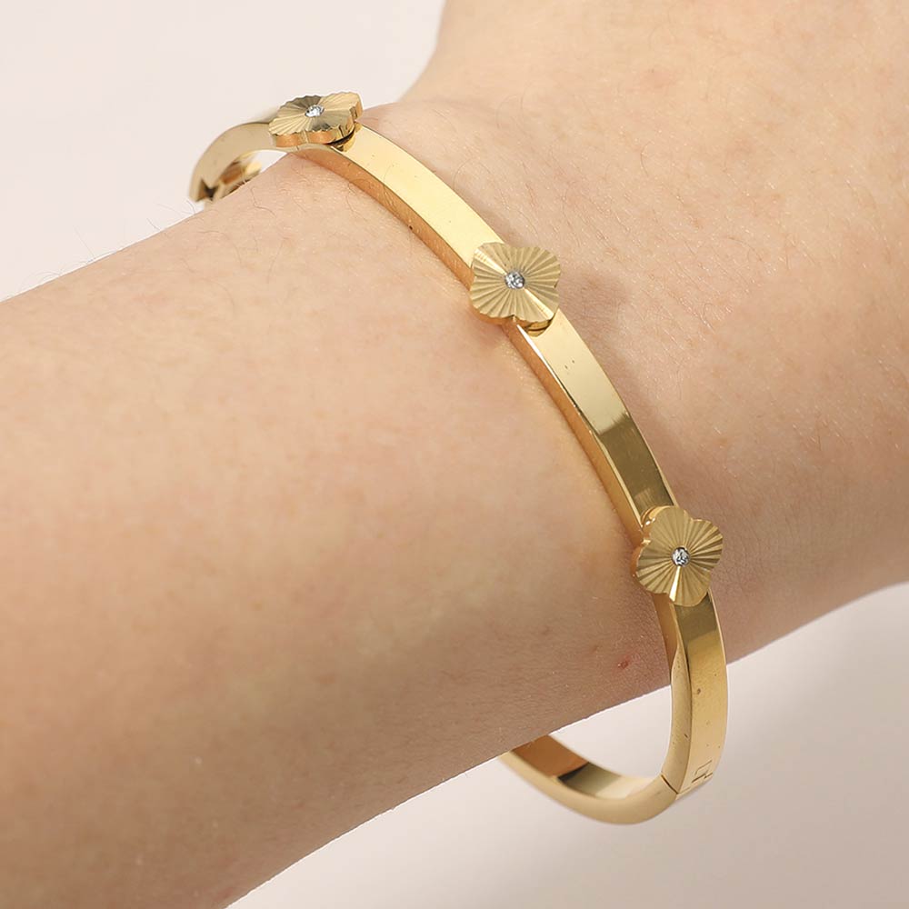 Stainless Steel CZ Center Quatrefoil Station Hinged Bangle Bracelet