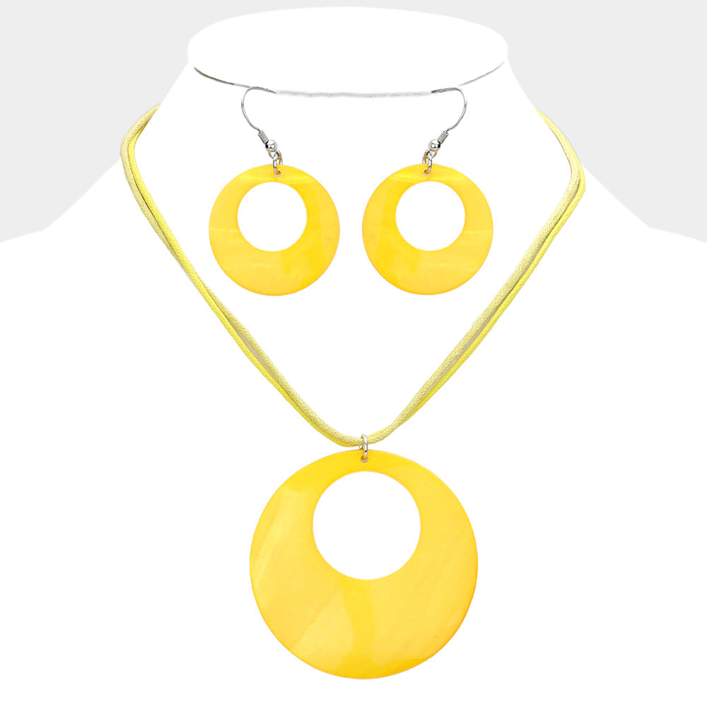 Round Mother of Pearl Pendant Necklace