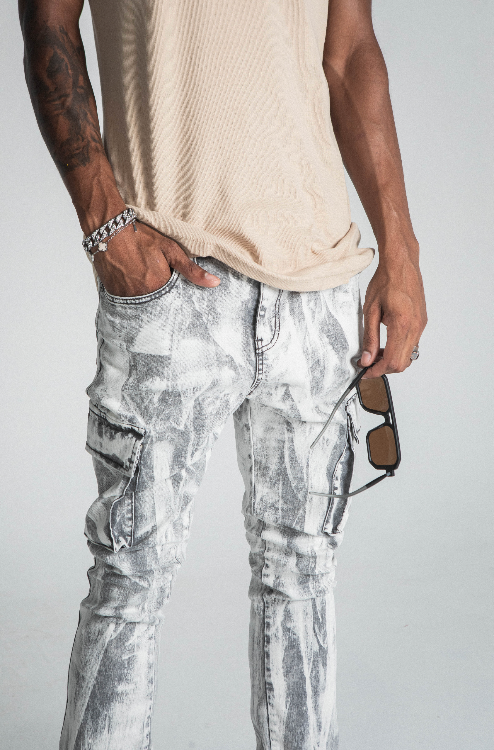 AJ29SK GREY/WHITE WASH STACKED CARGO JEANS
