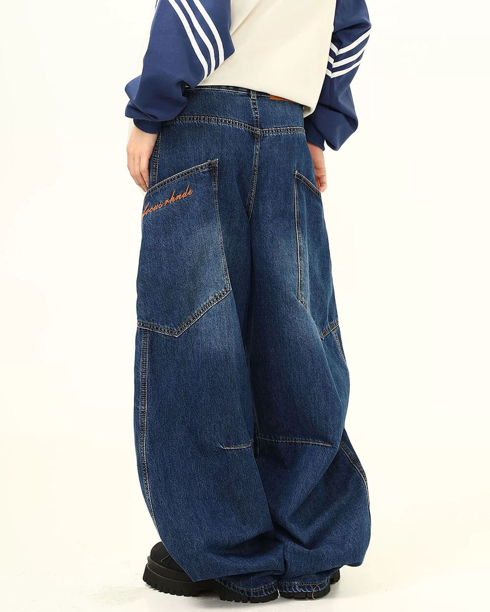 BAGGY JEANS WITH 90S STYLE WIDE FIT AND CARGO POCKETS