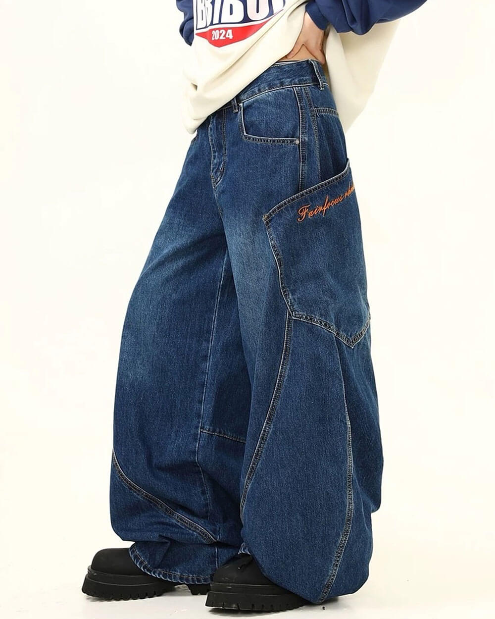 BAGGY JEANS WITH 90S STYLE WIDE FIT AND CARGO POCKETS