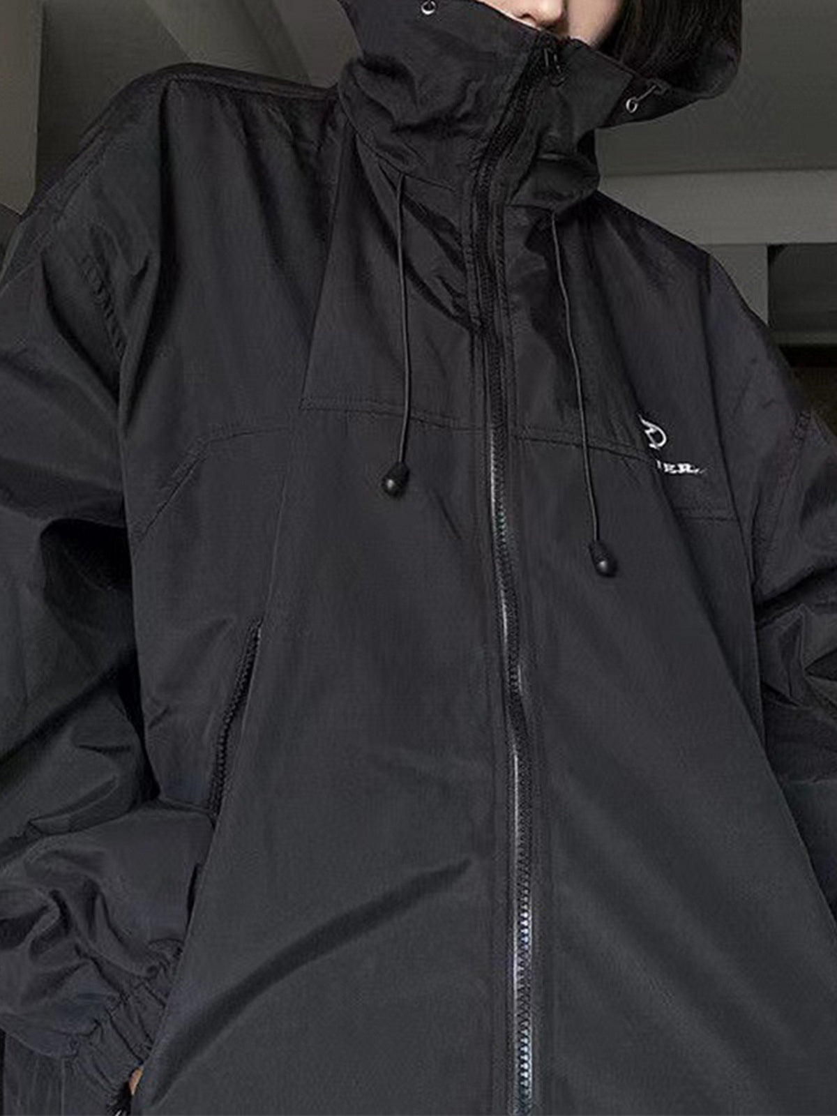 BLACK HOODED JACKET WITH LONG SLEEVES FOR OUTDOOR ACTIVITIES