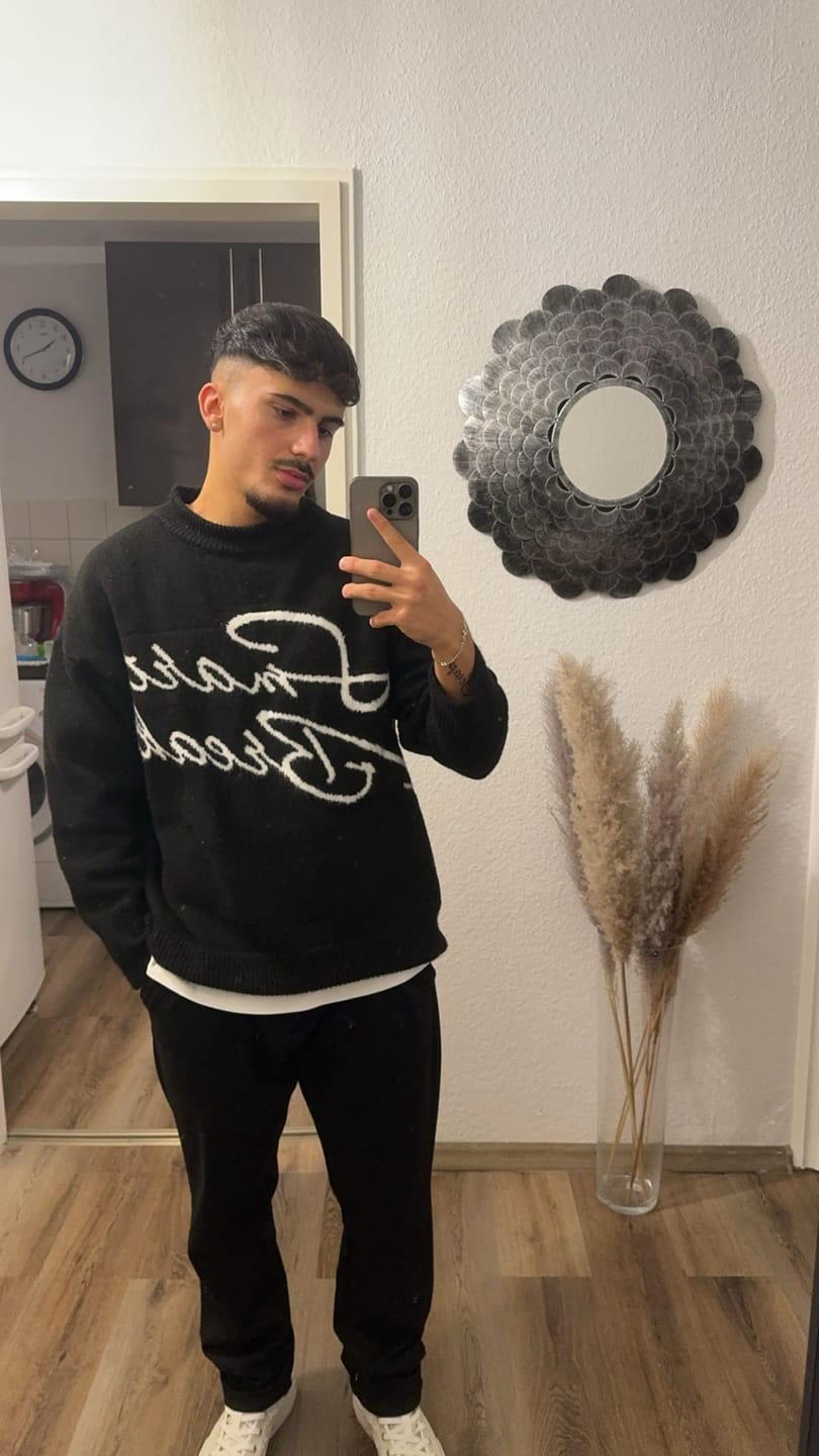 BLACK KNIT SWEATER WITH SMART BREAK TEXT - BREAK KNIT STYLE