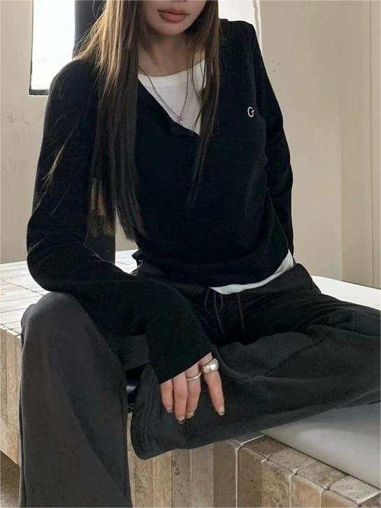 BLACK LONG-SLEEVED TOP WITH WHITE UNDERSHIRT VINTAGE MOCK TWO-PIECE