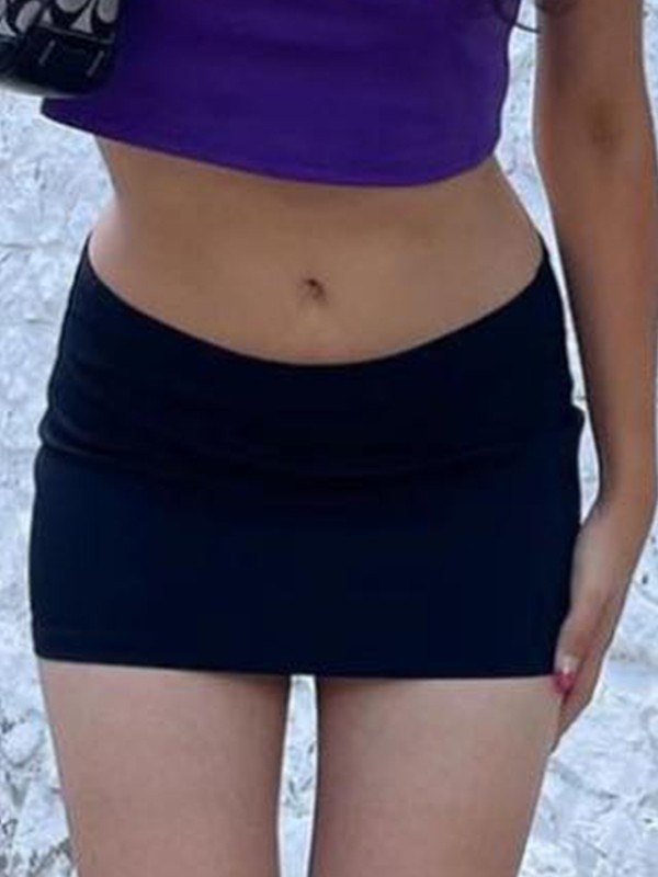 BLACK MINI SKIRT WITH SOLID COLOR DESIGN