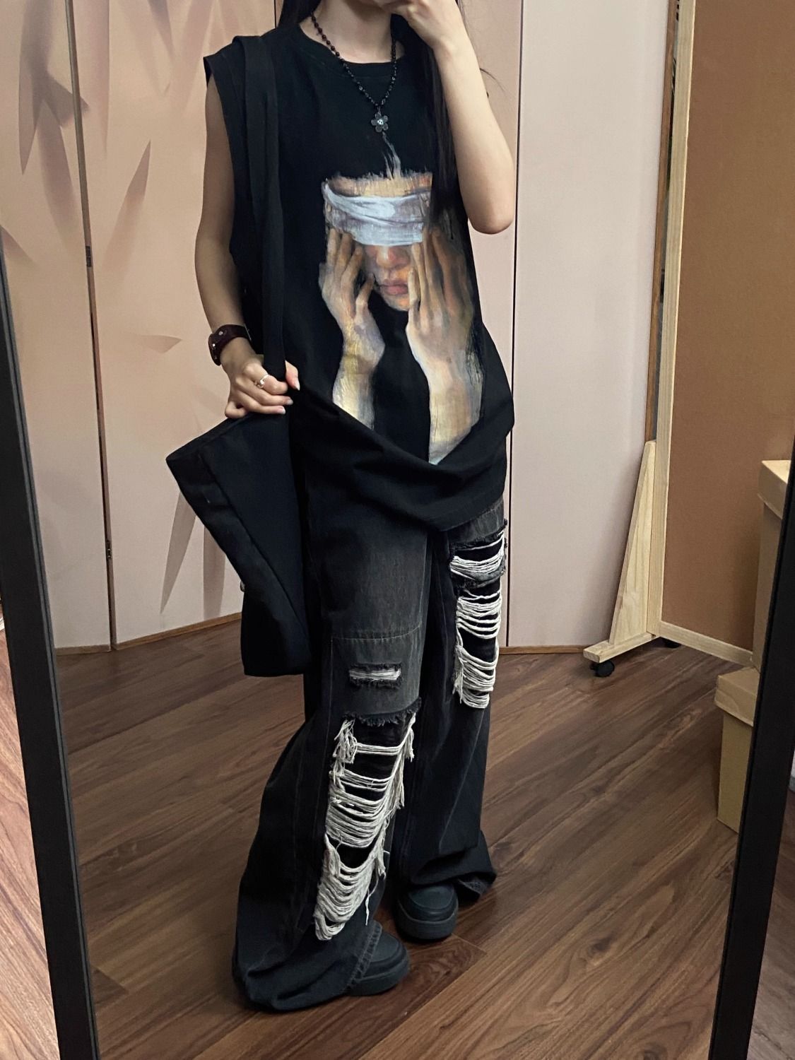 BLACK SLEEVELESS SHIRT WITH VINTAGE PORTRAIT PRINT