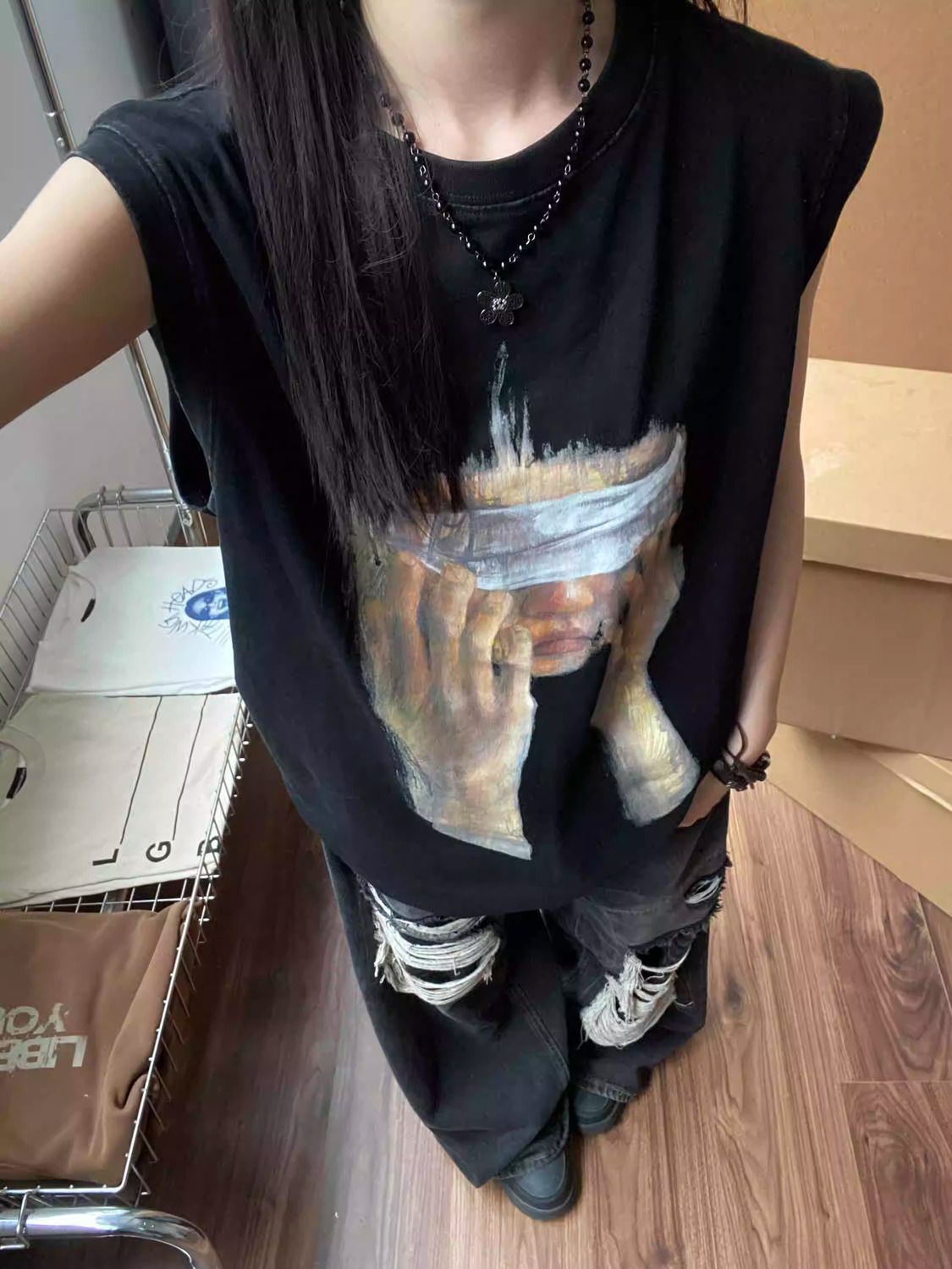 BLACK SLEEVELESS SHIRT WITH VINTAGE PORTRAIT PRINT