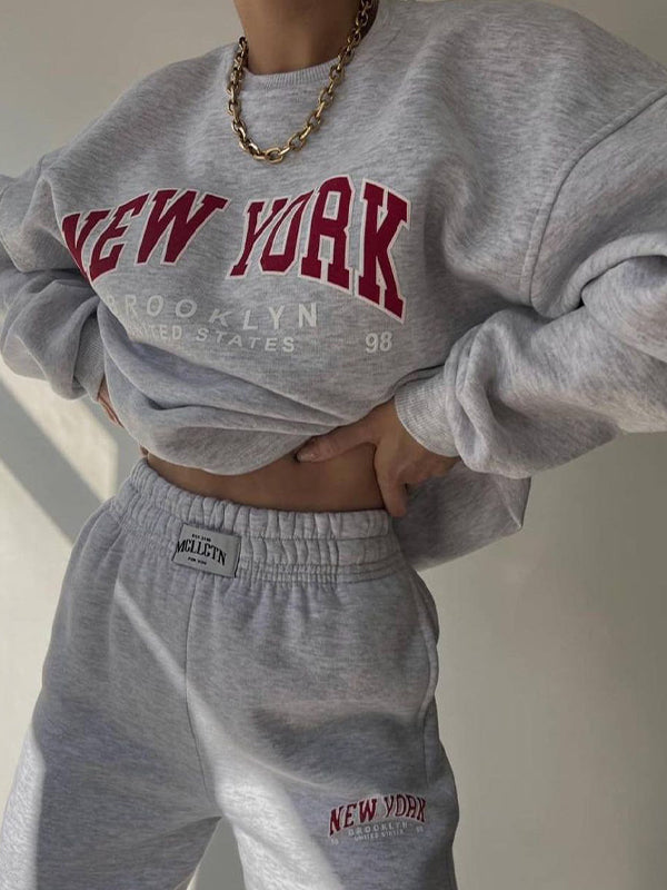 BLACK SWEATSHIRT AND SWEATPANTS SET WITH VINTAGE PULLOVER DESIGN