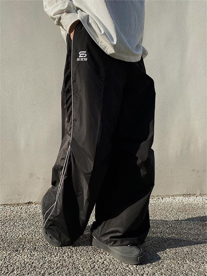 BLACK WIDE-LEGGED TRACK PANTS WITH DRAWSTRING WAIST AND LOOSE FIT