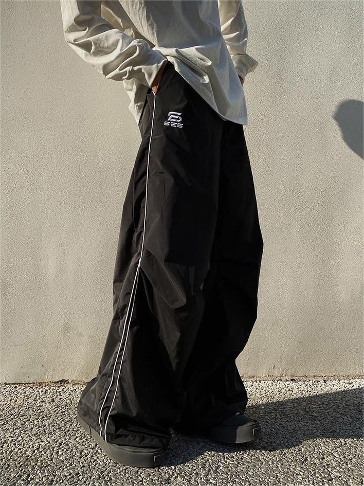 BLACK WIDE-LEGGED TRACK PANTS WITH DRAWSTRING WAIST AND LOOSE FIT