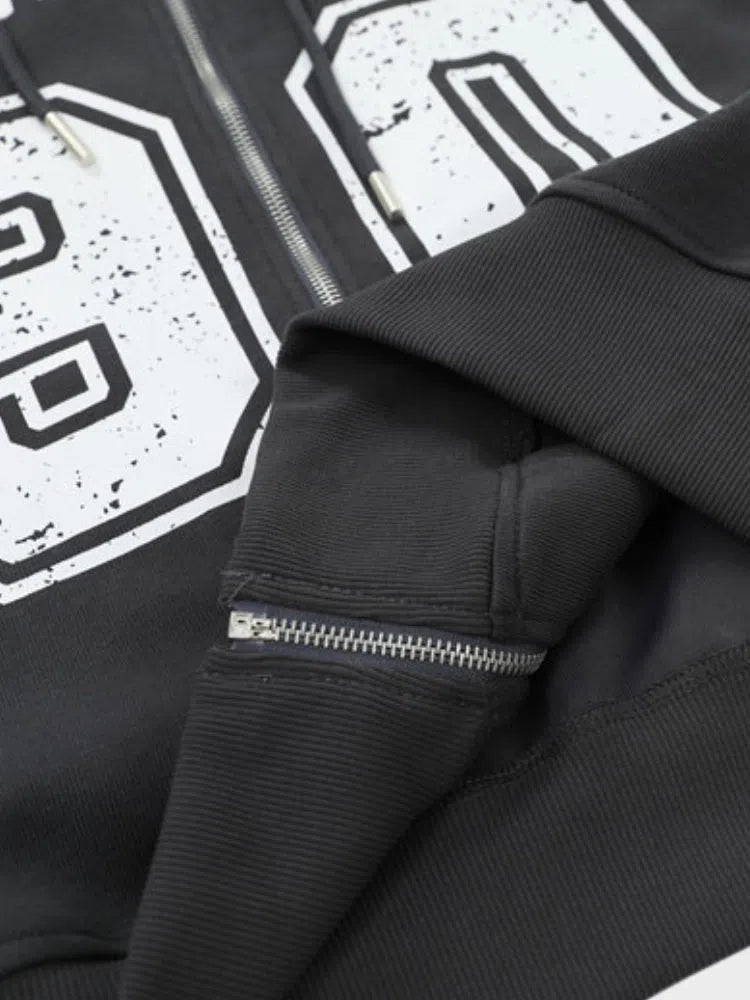 BLACK ZIP-UP HOODIE WITH 90S DESIGN TO STAY WARM