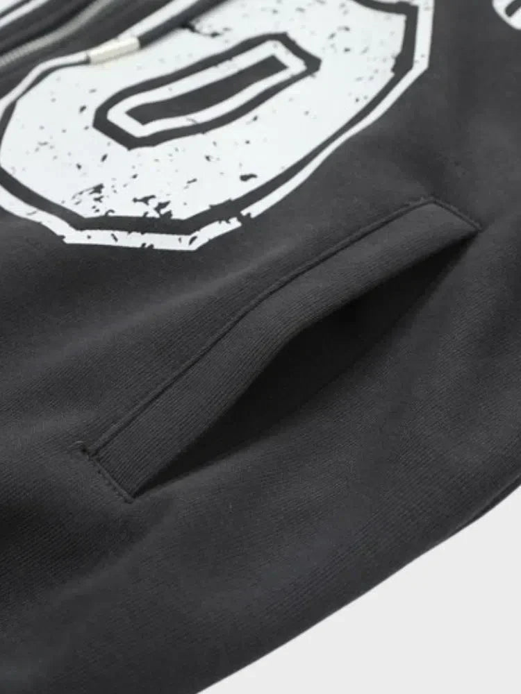 BLACK ZIP-UP HOODIE WITH 90S DESIGN TO STAY WARM
