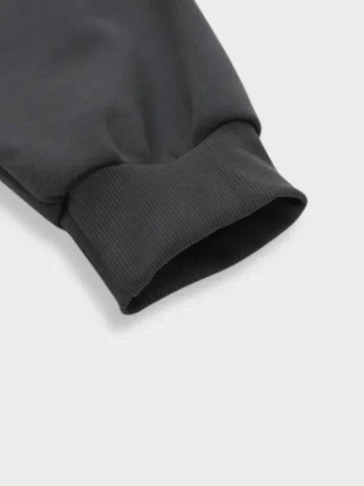 BLACK ZIP-UP HOODIE WITH 90S DESIGN TO STAY WARM