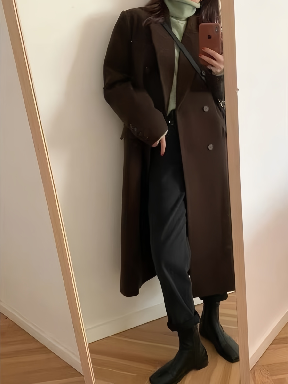 BROWN DOUBLE-BREASTED OVERCOAT WITH CLASSIC LAPEL COLLAR