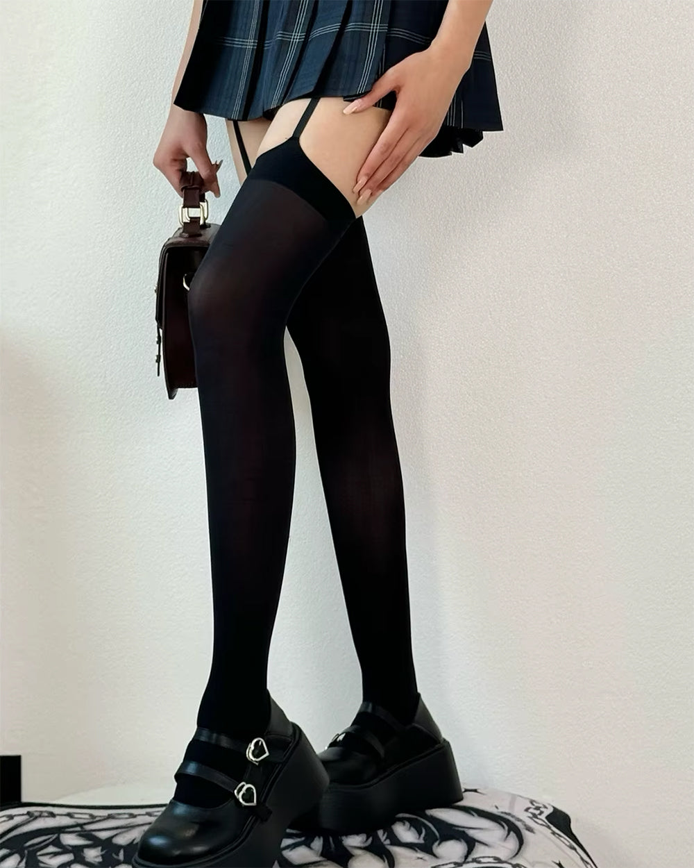 BROWN SATCHEL HANDBAG WITH VISUAL ILLUSION TIGHTS