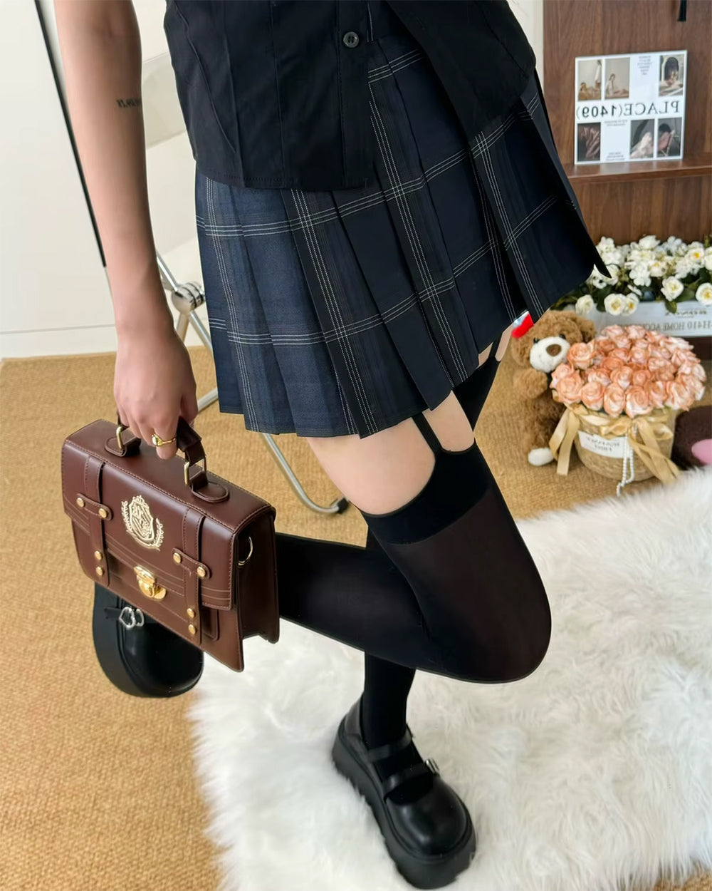 BROWN SATCHEL HANDBAG WITH VISUAL ILLUSION TIGHTS