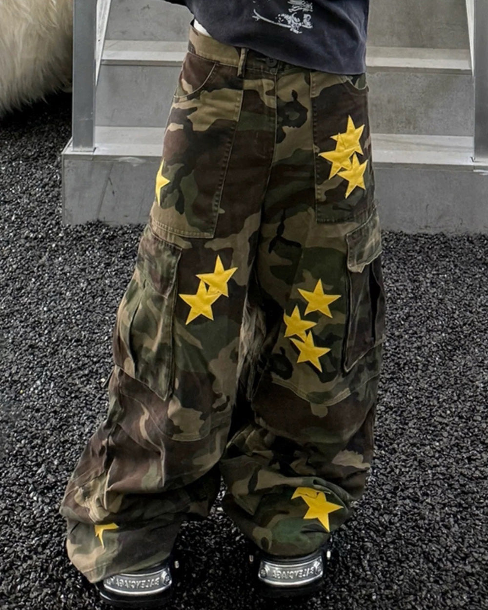 CAMO CARGO PANTS WITH BRIGHT STAR DETAILS