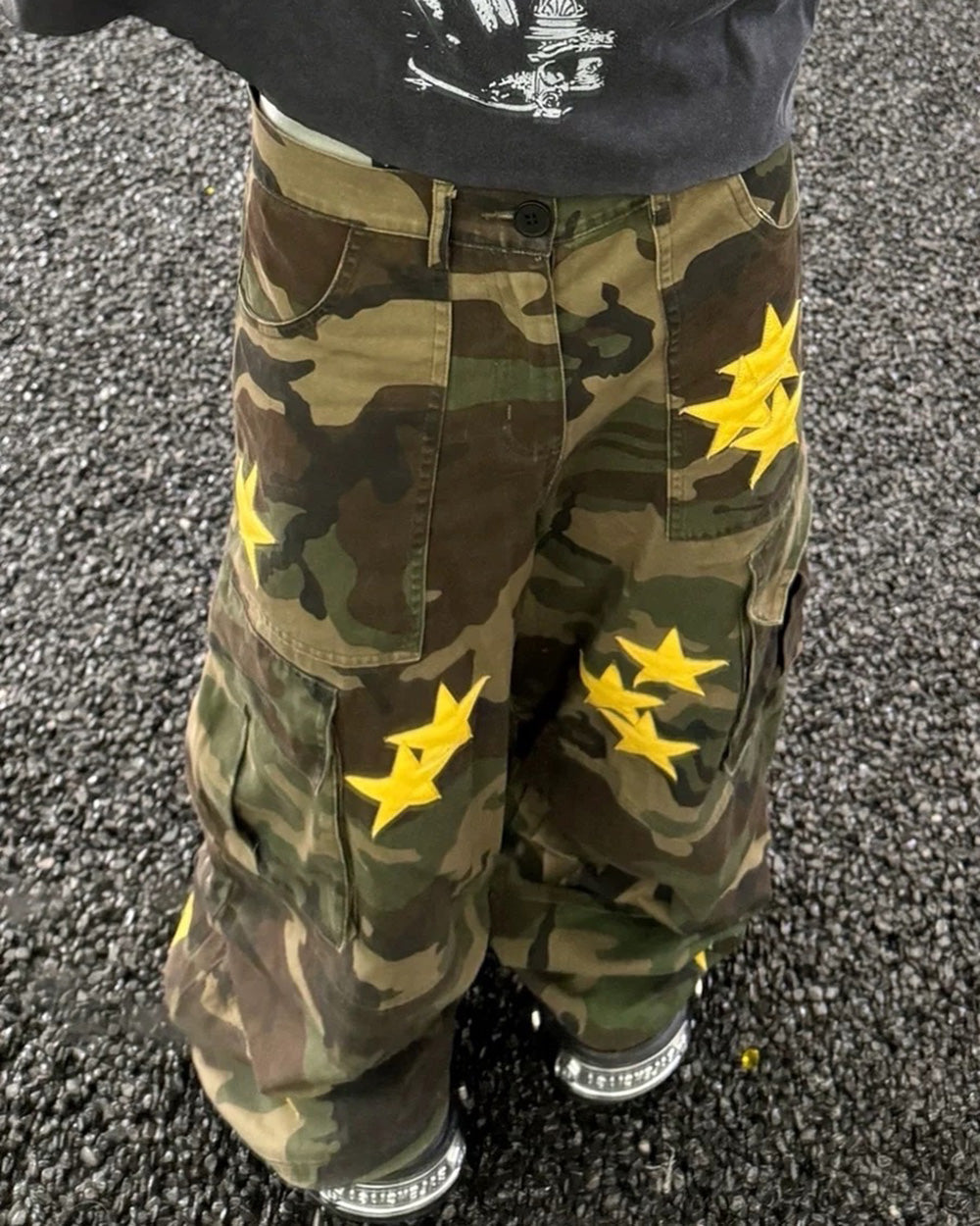 CAMO CARGO PANTS WITH BRIGHT STAR DETAILS