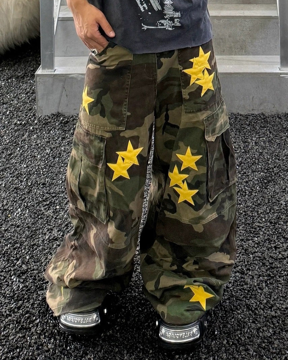 CAMO CARGO PANTS WITH BRIGHT STAR DETAILS