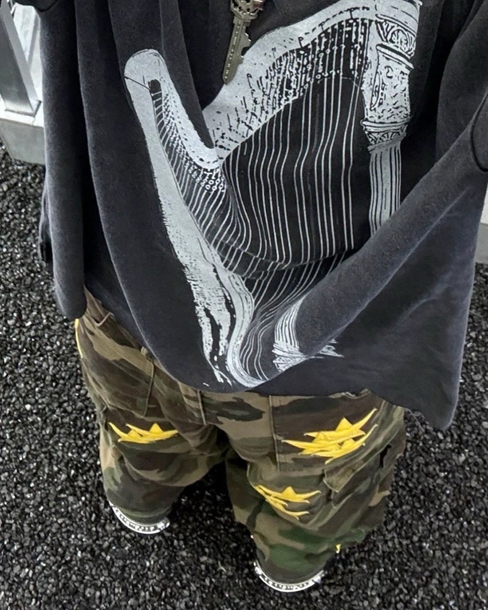 CAMO CARGO PANTS WITH BRIGHT STAR DETAILS