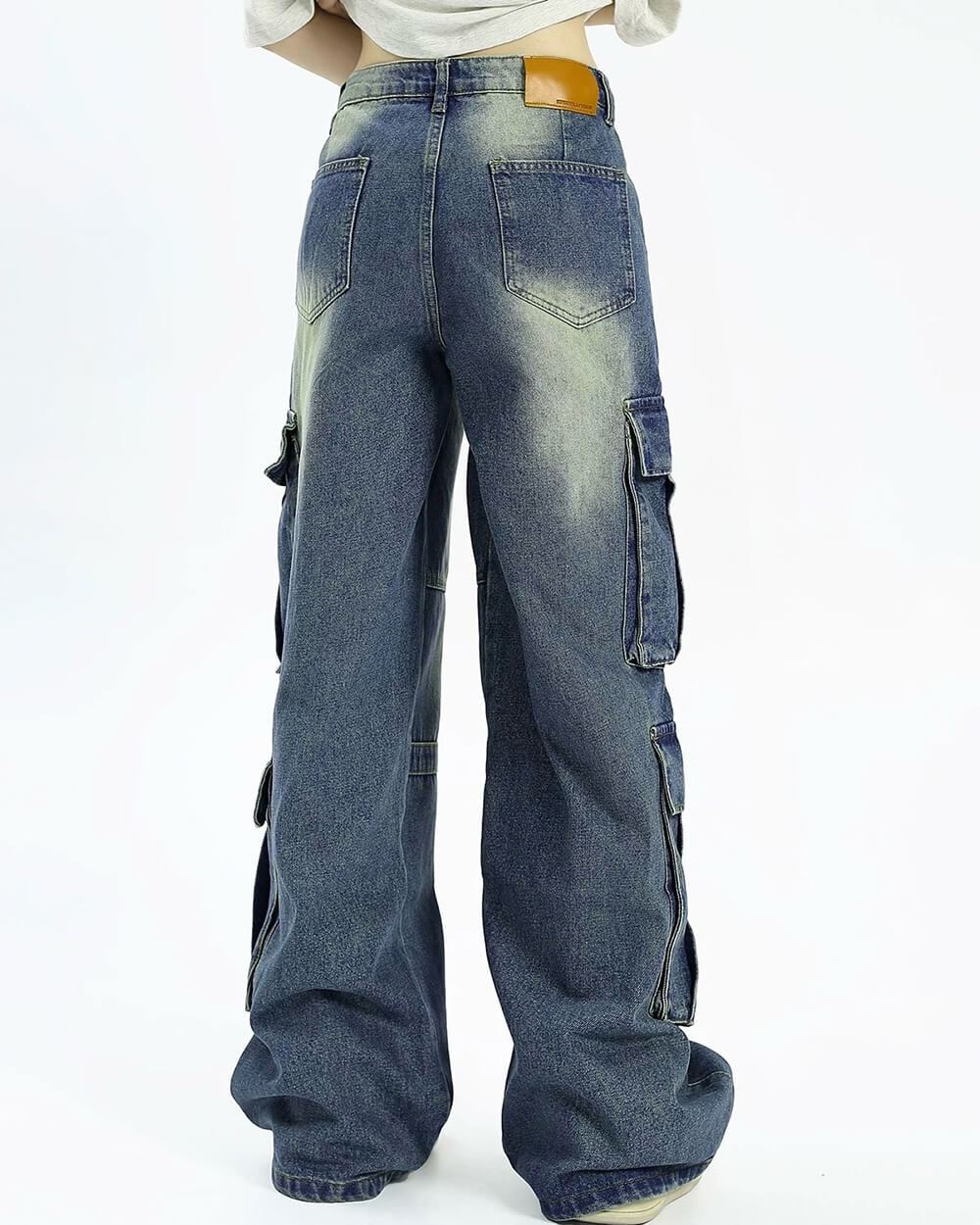 CASUAL URBAN CARGO WIDE-LEG JEANS WITH WASHED BLUE FINISH AND MULTIPLE POCKETS