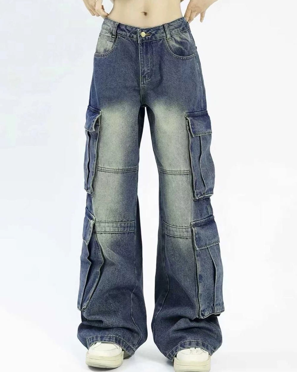 CASUAL URBAN CARGO WIDE-LEG JEANS WITH WASHED BLUE FINISH AND MULTIPLE POCKETS