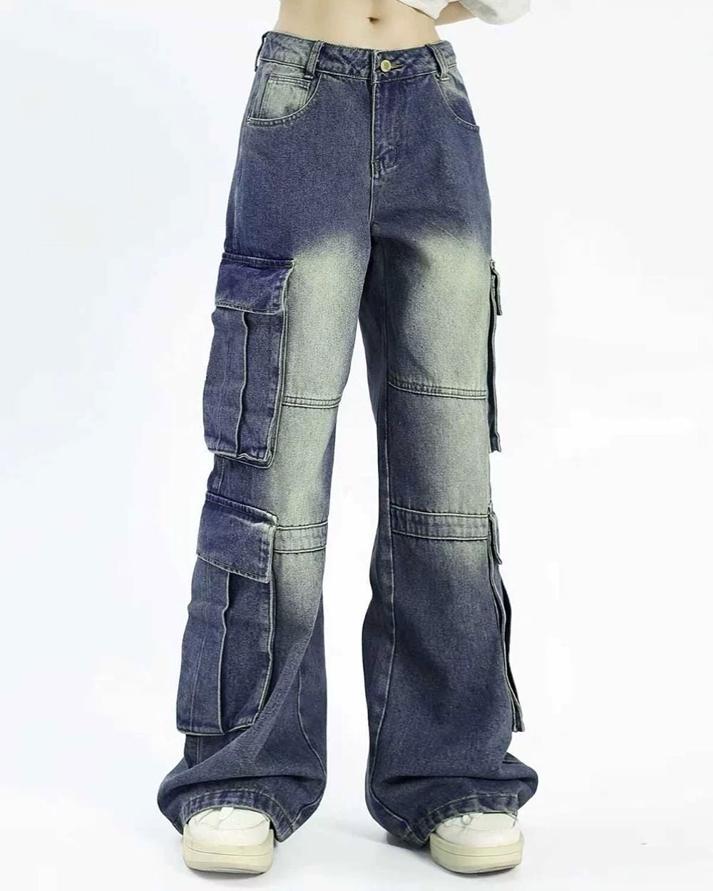 CASUAL URBAN CARGO WIDE-LEG JEANS WITH WASHED BLUE FINISH AND MULTIPLE POCKETS