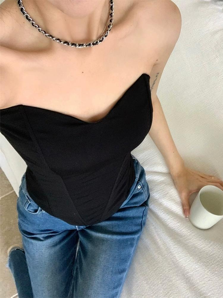 CHIC STRAPLESS BANDEAU TOP IN BLACK WITH SWEETHEART DESIGN