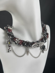CHUNKY CHAIN NECKLACE WITH CHARMS AND GEOMETRIC PATTERN ALLOY