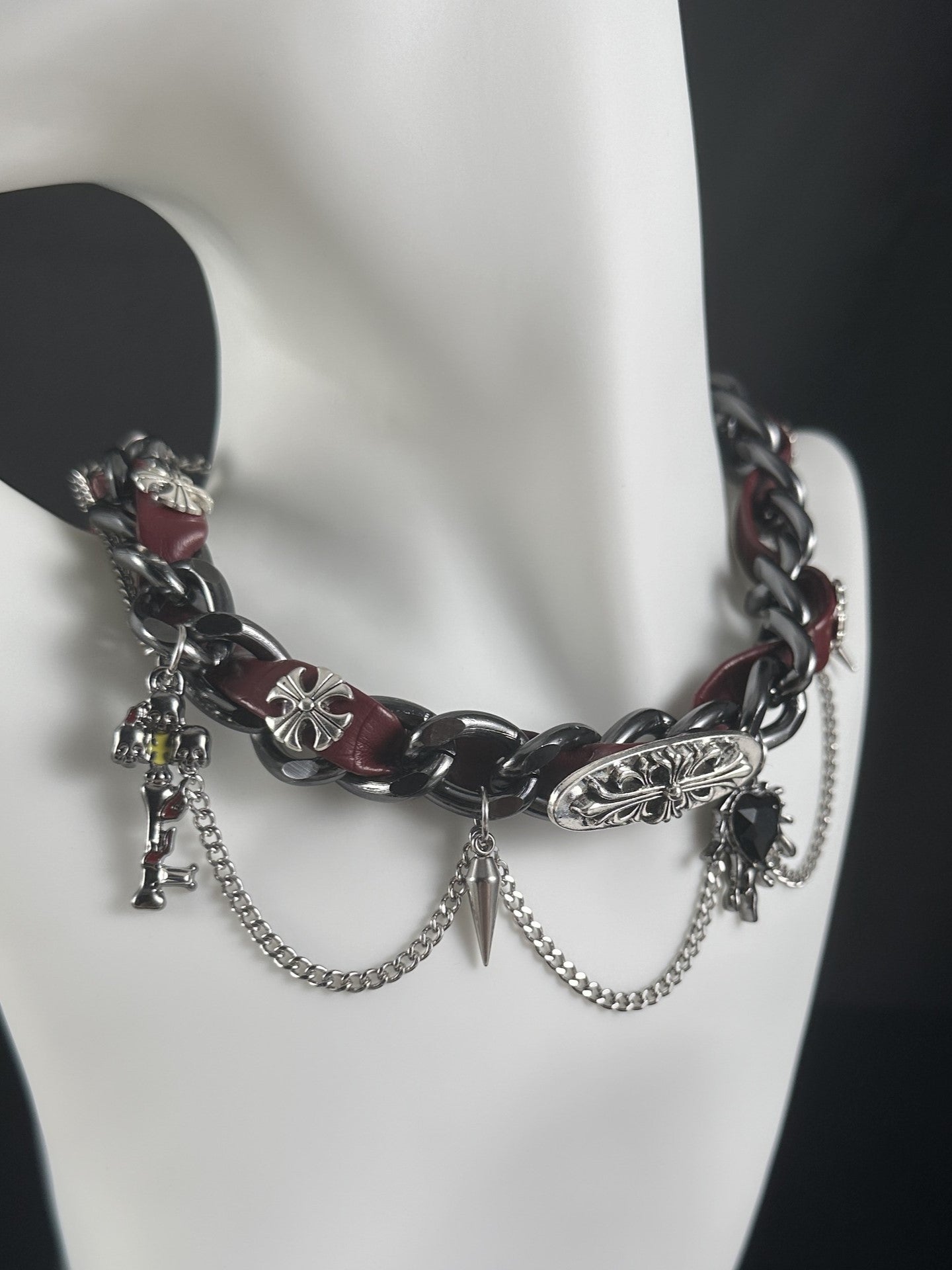 CHUNKY CHAIN NECKLACE WITH CHARMS AND GEOMETRIC PATTERN ALLOY
