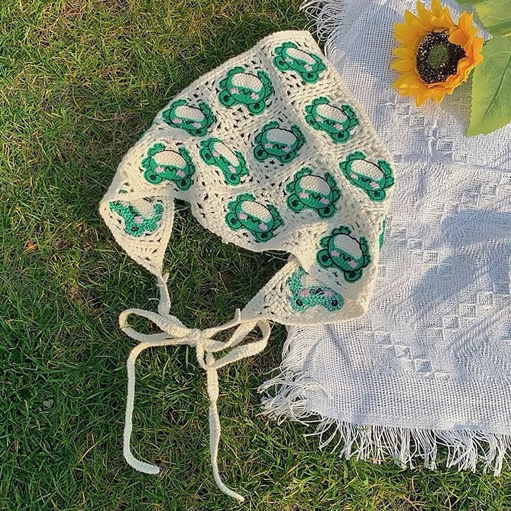 CROCHETED BABY BONNET WITH GREEN BEAR MOTIFS