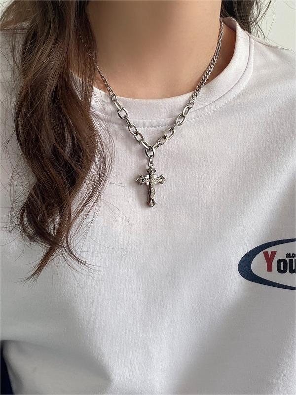 CROSS PENDANT SILVER NECKLACE WITH GEOMETRIC ALLOY DESIGN