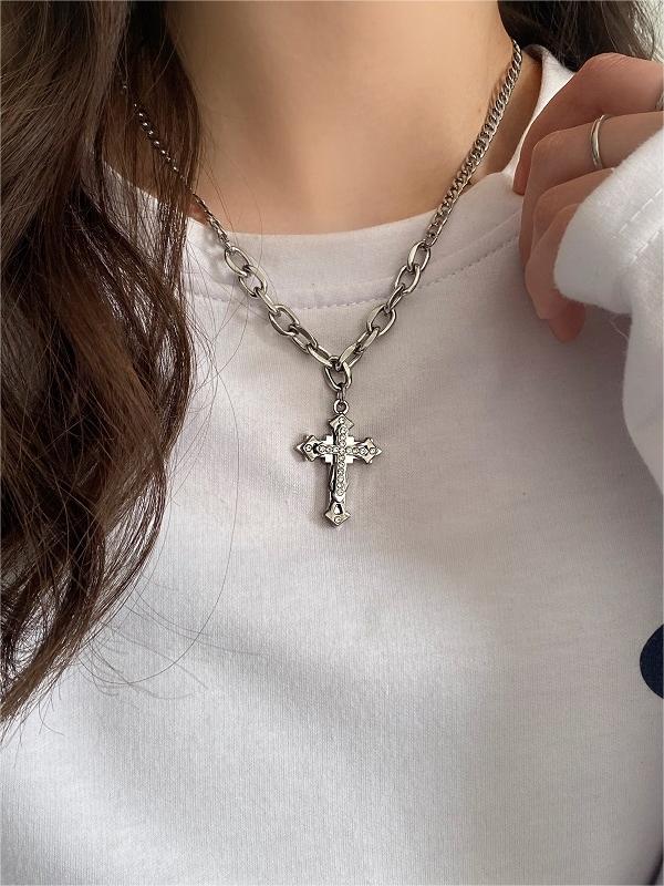 CROSS PENDANT SILVER NECKLACE WITH GEOMETRIC ALLOY DESIGN