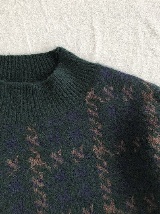 DARK GREEN PATTERNED SWEATER WITH STAND-UP COLLAR AND LONG SLEEVES