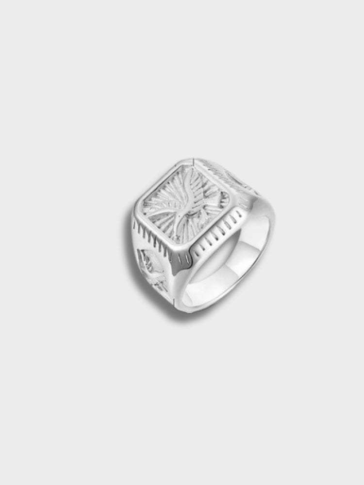 EAGLE DESIGN GOLD SIGNET RING WITH INTRICATE DETAILS