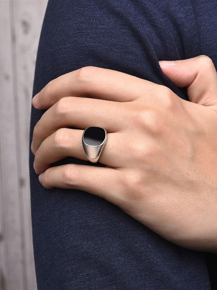 GOLD RING WITH BLACK STONE ROUND EDGE DESIGN