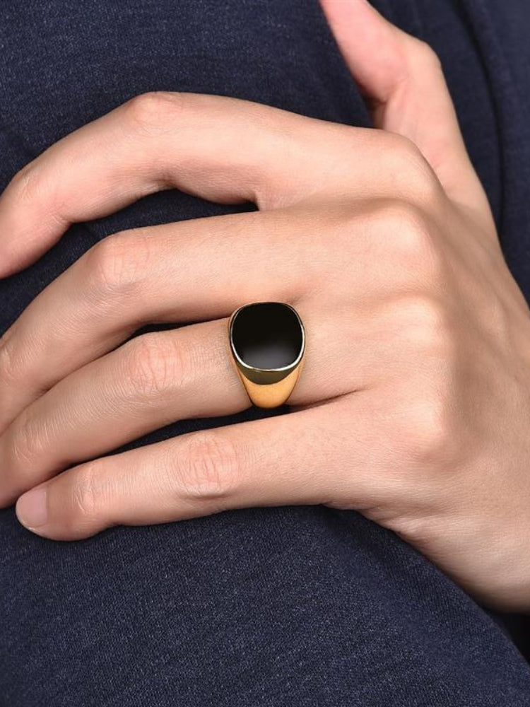 GOLD RING WITH BLACK STONE ROUND EDGE DESIGN
