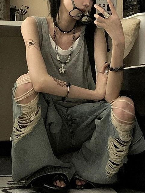GRAY LAYERED NECKLACE TANK TOP WITH VINTAGE-INSPIRED SLEEVELESS CUT