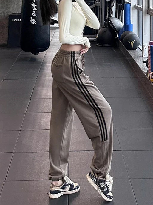 GRAY WOMEN'S ATHLETIC OUTFIT WITH TRENDY VERSATILE PANTS