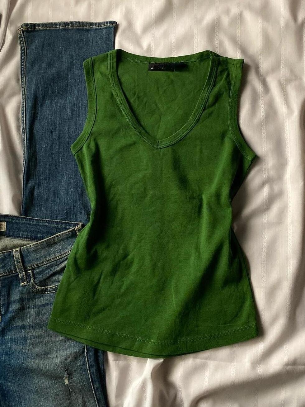 GREEN V-NECK TANK TOP CHIC SLIM FIT SLEEVELESS DESIGN