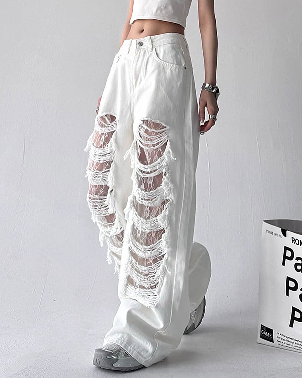 HIGH-WAISTED WHITE JEANS WITH LACE DETAILING AND DISTRESSED RIPS